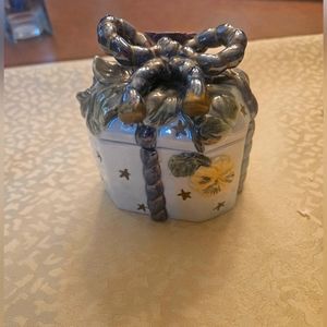 Trinket box, ceramic, glazed